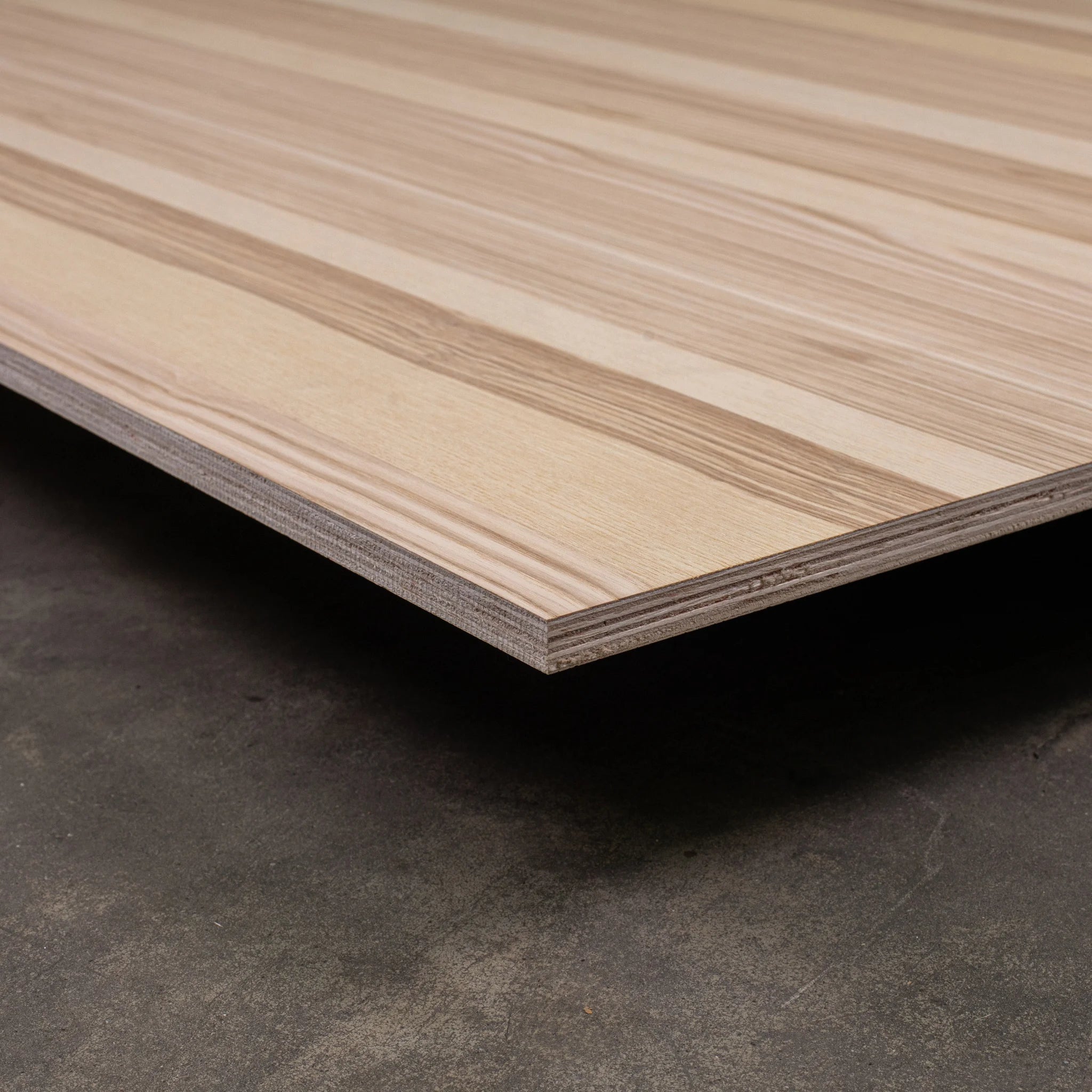 Lightweight Multiplex Sheet – Olive Ash Veneer – Queenply